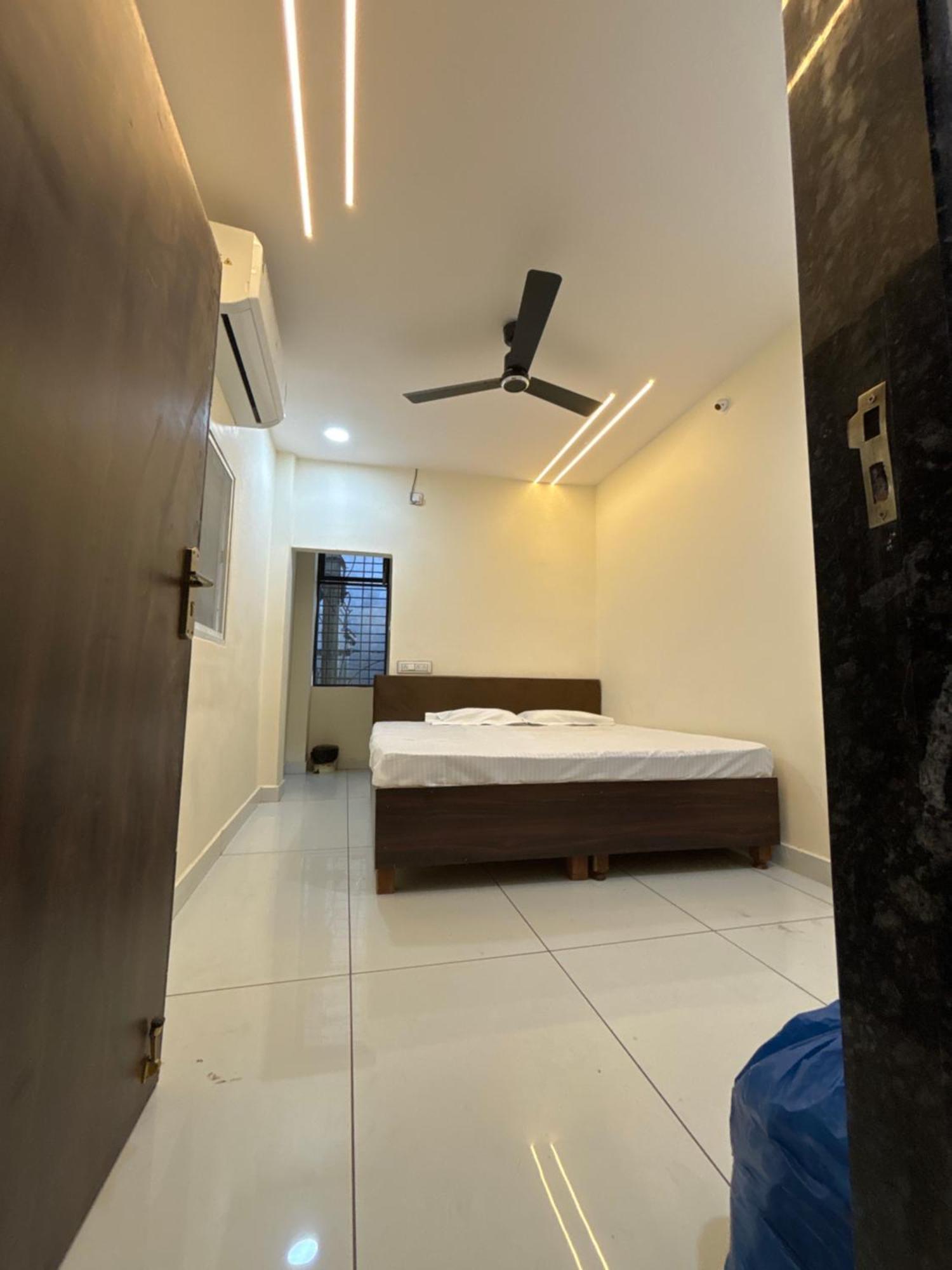 Hotel Shreenidhi Comfort Stay Удджайн Экстерьер фото