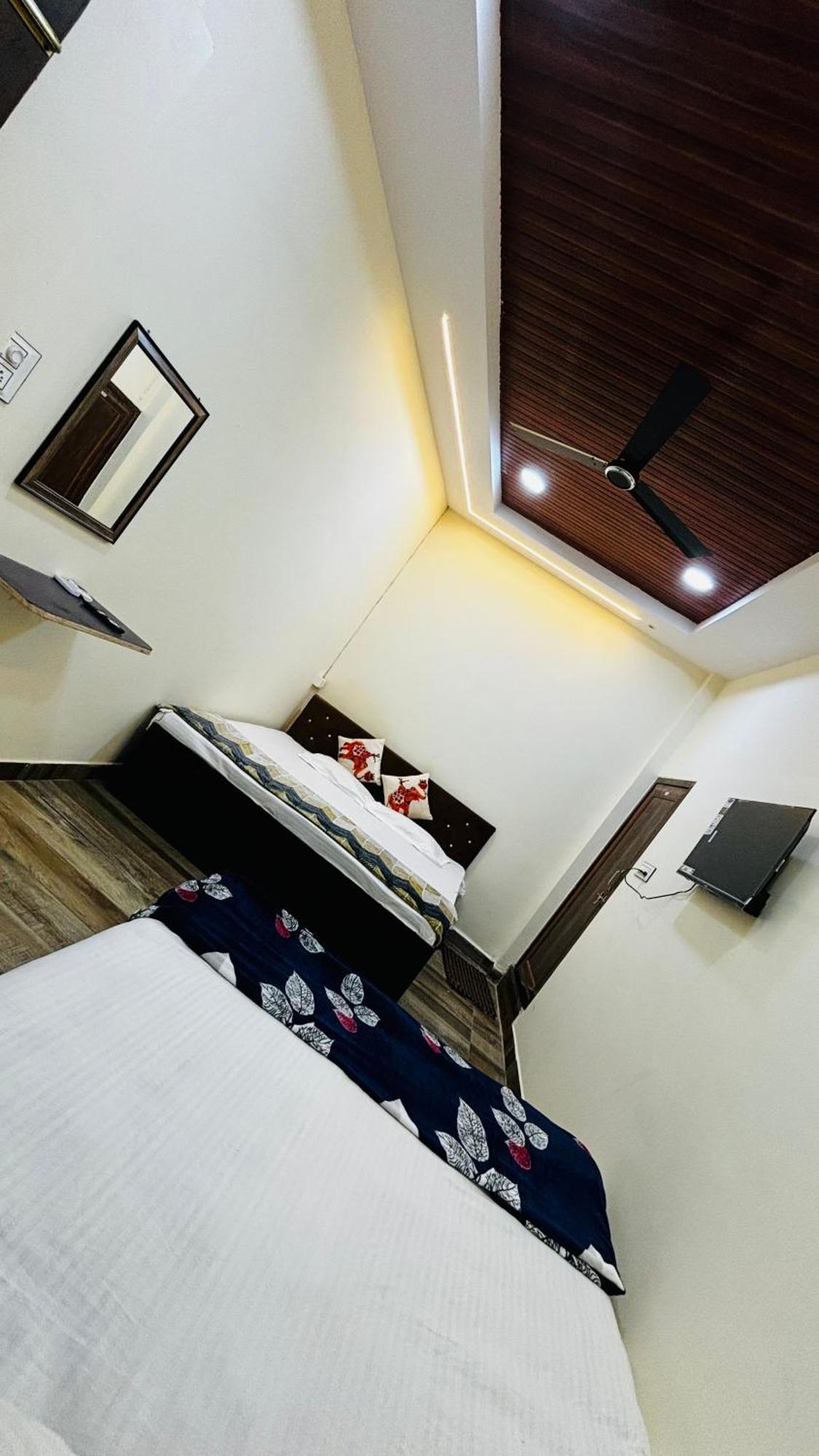 Hotel Shreenidhi Comfort Stay Удджайн Экстерьер фото