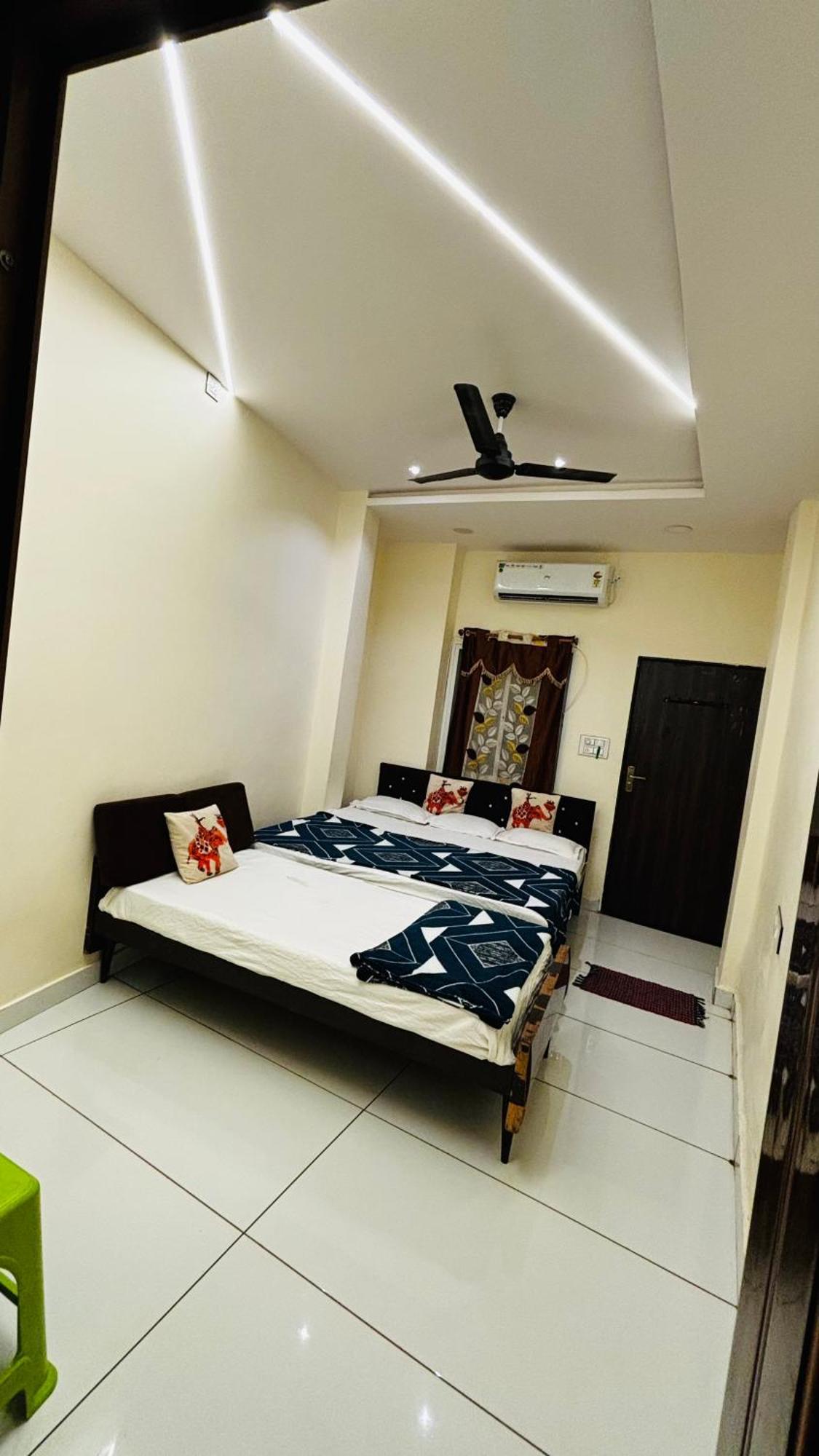 Hotel Shreenidhi Comfort Stay Удджайн Экстерьер фото